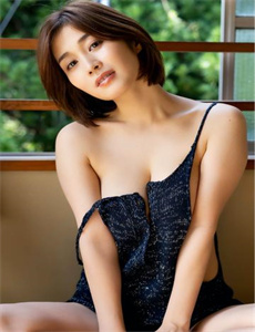 《白丝女仆被啪到深夜漫画-《图书管理员的女朋友》》